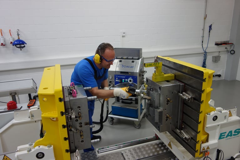 Czyszczenie form wtryskowych w produkcji wyrobów sanitarnych