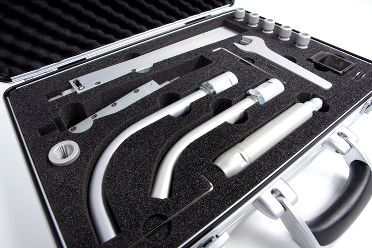 skrzynka z akcesoriami do maszyn na suchy lód zawiera dysze, złączki