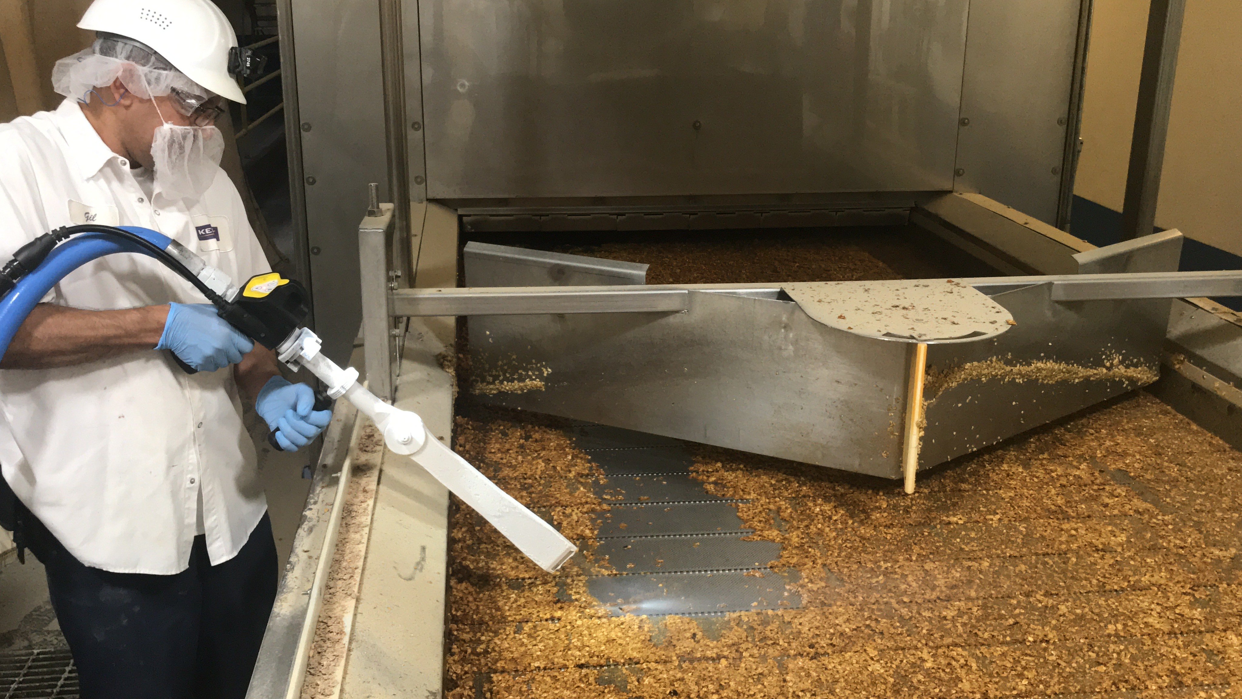 usuwanie suchym lodem resztek jedzenia z przenośników