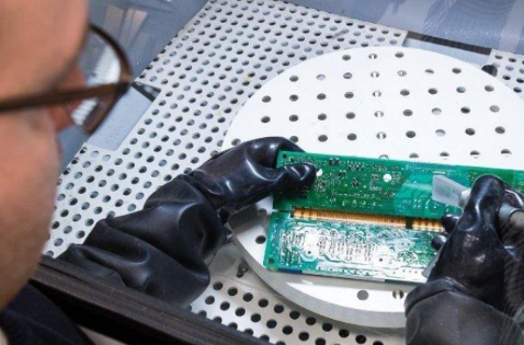 Rewolucja w produkcji elektroniki: innowacyjne rozwiązanie czyszczące Cold Jet